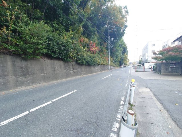 地下鉄東西線『醍醐』駅まで徒歩１２分■小栗栖街道沿い■建築条件無し売土地■伏見区小栗栖岩ヶ淵町の前面道路含む現地写真|前道(令和５年１１月撮影)
