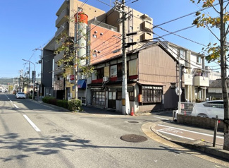 【前面道路含む現地写真】 | こちらの物件は《角地》になっており、とても開放的なポジションです。どのくらいの建物が建てられるのかなど、お気軽にご相談下さいね。