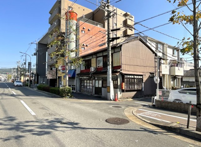 【前面道路含む現地写真】 | 京都市南区東九条南石田町　注文住宅　建築条件なしの土地 | こちらの物件は《角地》になっており、とても開放的なポジションです。どのくらいの建物が建てられるのかなど、お気軽にご相談下さいね。