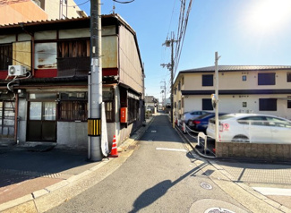 【前面道路含む現地写真】 | 西側の道路をはさんだ向かい側は駐車場になっているので近くに建物がなく陽当りや通風は良好ですね。