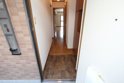 【玄関】 | アドバンス三本松 | 明るい玄関です
アドバンス三本松　102号室　2023/4/17撮影