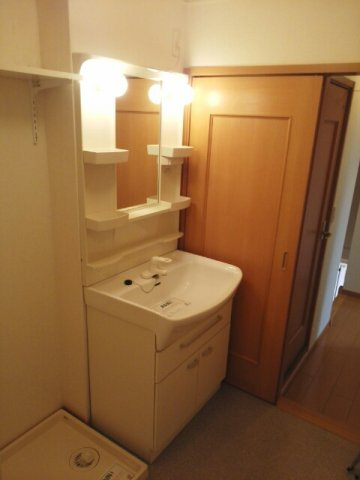 プリムローズ　Ｄの洗面所|脱衣スペースもあります