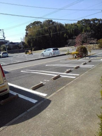 プリムローズ　Ｄの駐車場|駐車場があるので、車を買う予定の方も安心です