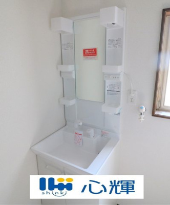 【独立洗面台】 | 山陽小野田市埴生（中古2階建） | 新品交換済みです。
平日の朝であっても落ち着きと寛ぎを感じられ、スムーズに身支度が完了します。