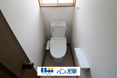【トイレ】 | 山陽小野田市埴生（中古2階建） | 新品交換済みです。
毎日使用する場所だから、いつも清潔な空間であって頂けるよう配慮しました。
トイレは簡易水洗です。