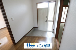 【玄関】 | 山陽小野田市埴生（中古2階建） | 家の顔となる玄関。 ゲストを迎え入れても安心の空間です。