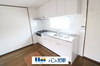 【キッチン】 | 山陽小野田市埴生（中古2階建） | 新品交換済みです。
手元の収納から、足元の収納までが全てスライド式で、奥のスペースまで有効に活用できます。