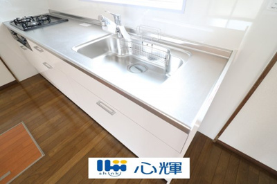 【キッチン】 | 山陽小野田市埴生（中古2階建） | 新品へ交換済みです。
浄水器付きです。水栓は先端が引き出せるのでシンクの隅々まで水が届きます。