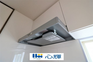 【キッチン】 | 山陽小野田市埴生（中古2階建） | 新品交換済みです。
最新タイプのレンジフードは吸引性能も良好！お手入れも簡単です。