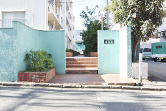 【エントランス】 | お客様を、そして住人を出迎えてくれるマンションのエントランス。ゴミが落ちていないことからも、管理状態の良さや住民の節度の高さが見て取れます。～即日のご見学可能～　お問合せはお気軽にどうぞ。