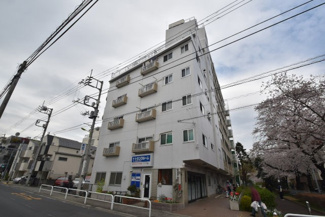【外観】 | 手入れの行き届いた外壁やエントランスなど、「見ればわかる」レベルで清潔感を保ったマンションです。築年数を感じさせない姿で皆様をお出迎えします。～即日のご見学可能～　お問合せはお気軽にどうぞ。