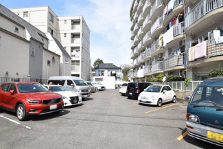 【駐車場】 | マンションの駐車場スペース。空きの有無や駐車料金、サイズ規定などについては、改めてお問い合わせください。～即日のご見学可能～　お問合せはお気軽にどうぞ。
