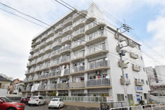 【外観】 | 青空によく映える建物です。手入れの行き届いた外壁やマンション正面エントランスなど、綺麗な姿をぜひ一度、現地にてご覧ください。～即日のご見学可能～　お問合せはお気軽にどうぞ。