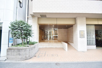 【エントランス】 | オートロックを備えた、マンションのエントランス。やはりセキュリティの観点は欠かすことができません。皆様を“安全”に送り出し、出迎えてくれます。～即日のご見学可能～　お問合せはお気軽にどうぞ。