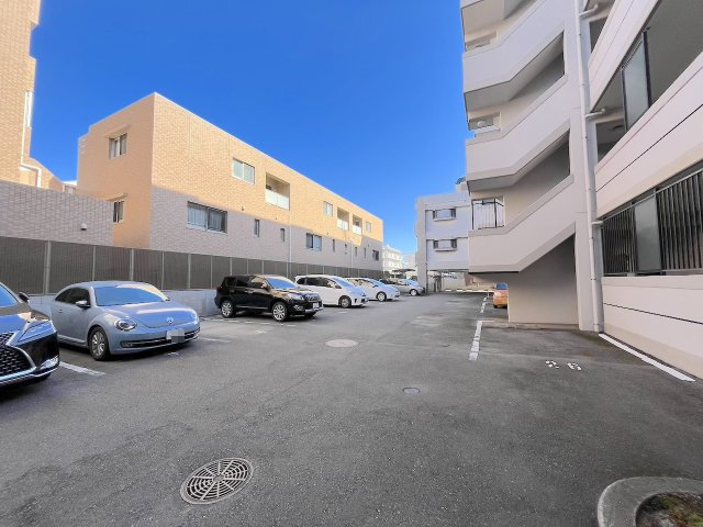 リーベスト鳥飼の駐車場