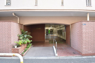 【エントランス】 | マンションの正面エントランス。出入りする人間を癒してくれるマンション入り口であり、その建物の「顔」でもあります。～即日のご見学可能～　お問合せはお気軽にどうぞ。
