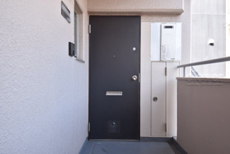 【その他共用部分】 | 皆様をお迎えする、お部屋の玄関ドア。開けやすさや開放角度、ドアノブの操作しやすさや鍵の形状などを、現地で一度ご確認ください。～即日のご見学可能～　お問合せはお気軽にどうぞ。