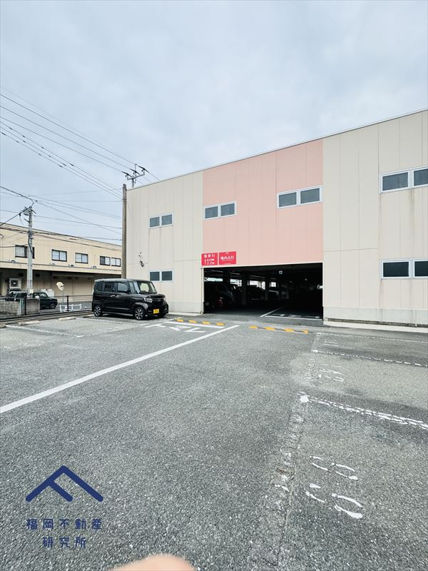 アネシス空港東参番館の駐車場