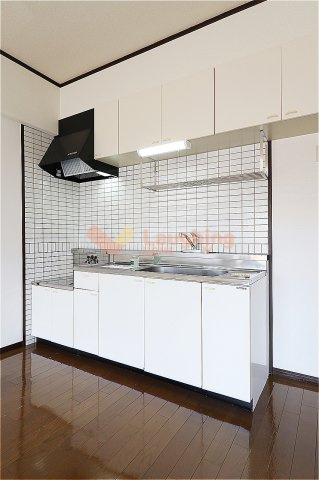 コンドミニアム都麗殷のキッチン|コンパクトなキッチンで掃除もラクラク※同タイプのお部屋になります