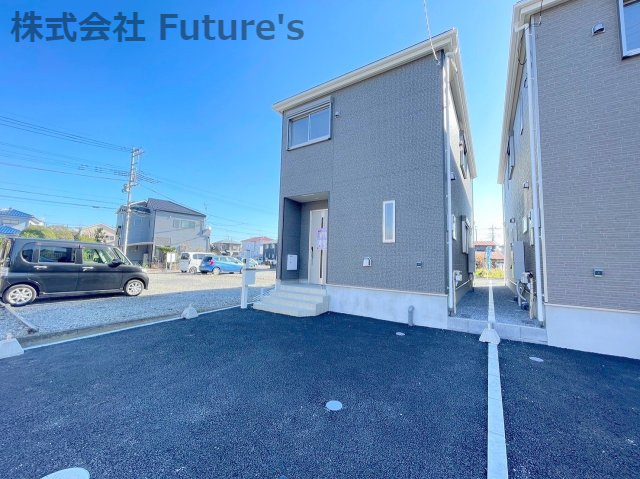 吉川市吉川　新築戸建　全2棟　2号棟の外観|玄関前のカースペースも広々としています