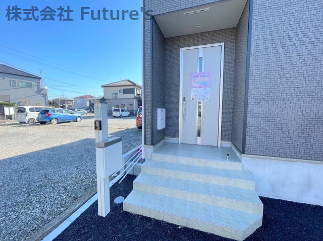 吉川市吉川　新築戸建　全2棟　2号棟のエントランス|宅配BOX完備で不在時も安心です