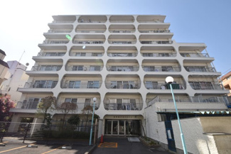 【外観】 | 手入れの行き届いた外壁やエントランスなど、「見ればわかる」レベルで清潔感を保ったマンションです。築年数を感じさせない姿で皆様をお出迎えします。～即日のご見学可能～　お問合せはお気軽にどうぞ。