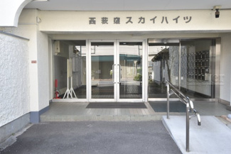 【エントランス】 | マンションの正面エントランス。出入りする人間を癒してくれるマンション入り口であり、その建物の「顔」でもあります。～即日のご見学可能～　お問合せはお気軽にどうぞ。
