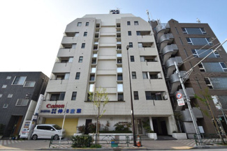 【外観】 | 青空によく映える建物です。手入れの行き届いた外壁やマンション正面エントランスなど、綺麗な姿をぜひ一度、現地にてご覧ください。～即日のご見学可能～　お問合せはお気軽にどうぞ。