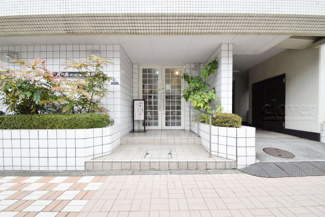 【エントランス】 | オートロックを備えた、マンションのエントランス。やはりセキュリティの観点は欠かすことができません。皆様を“安全”に送り出し、出迎えてくれます。～即日のご見学可能～　お問合せはお気軽にどうぞ。