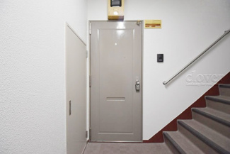 【その他共用部分】 | 皆様をお迎えする、お部屋の玄関ドア。開けやすさや開放角度、ドアノブの操作しやすさや鍵の形状などを、現地で一度ご確認ください。～即日のご見学可能～　お問合せはお気軽にどうぞ。