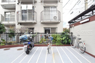 【駐車場】 | バイク置き場。空き区画の有無や駐輪料金、サイズおよび排気量規定などについては、改めてお問い合わせください。～即日のご見学可能～　お問合せはお気軽にどうぞ。
