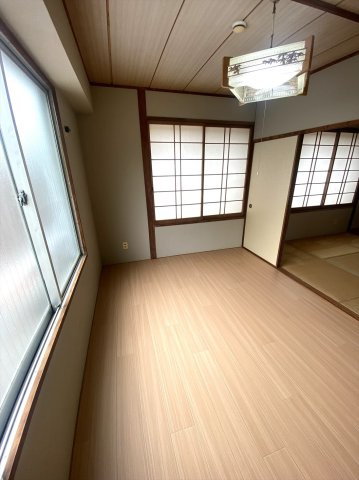 カイチビルの洋室