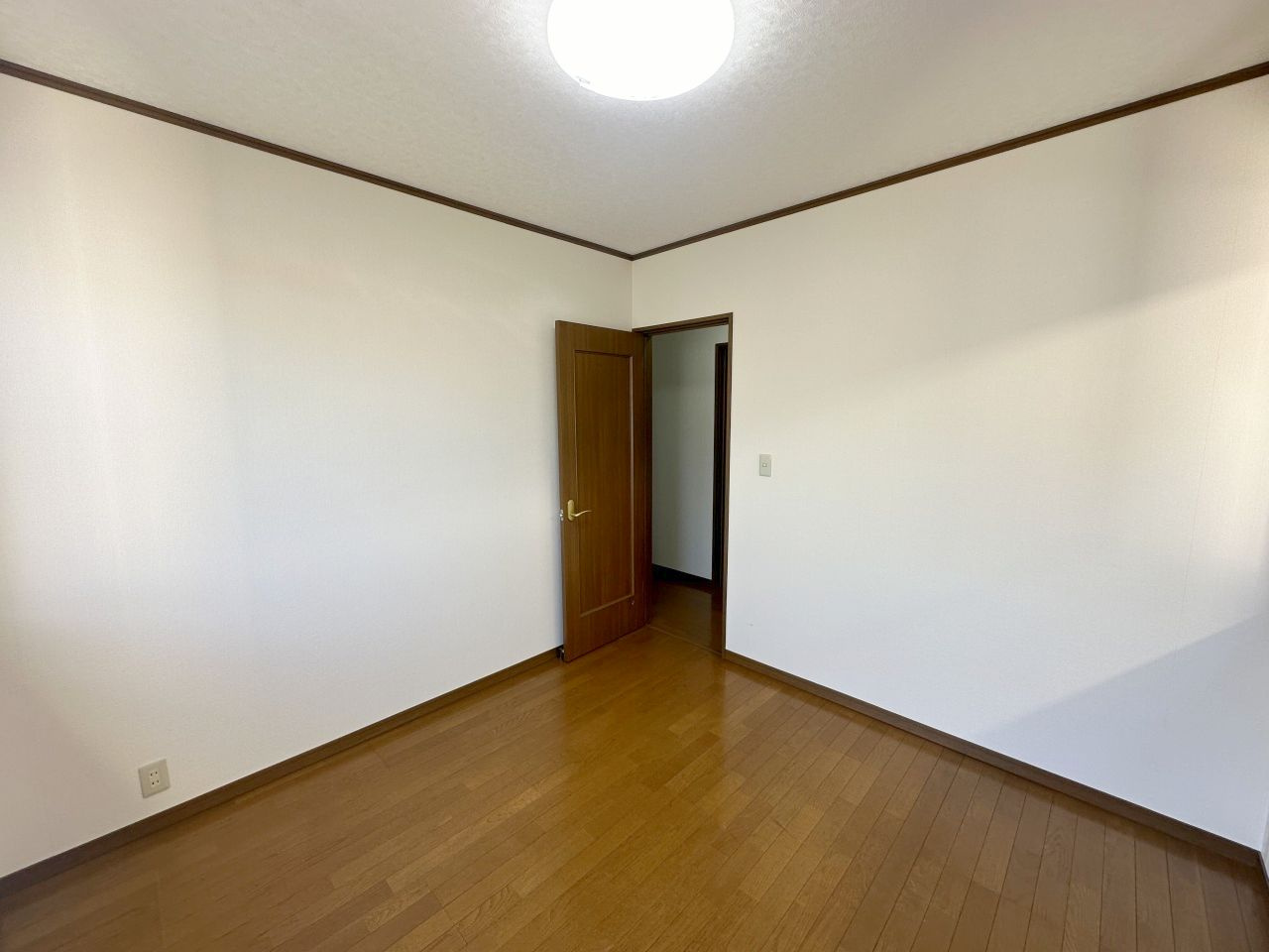 岩出市金屋・ｵｰﾅｰﾁｪﾝｼﾞ中古戸建・112773の洋室