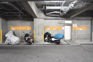 【駐車場】 | 屋根付きのバイク置き場。空きの有無や駐車料金、サイズおよび排気量規定などについては、改めてお問い合わせください。～即日のご見学可能～　お問合せはお気軽にどうぞ。