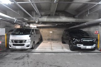 【駐車場】 | 屋根付きの駐車場スペース。空きの有無や駐車料金、サイズ規定などについては、改めてお問い合わせください。～即日のご見学可能～　お問合せはお気軽にどうぞ。