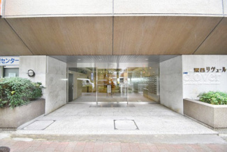 【エントランス】 | マンションの正面エントランス。出入りする人間を癒してくれるマンション入り口であり、その建物の「顔」でもあります。～即日のご見学可能～　お問合せはお気軽にどうぞ。