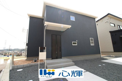 【外観】 | リーブルガーデン下関市秋根上町１丁目（１号棟） | 明るい日差しが差し込む現地。車もゆったり駐めることができます。ぜひ現地をご覧ください。
