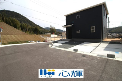 【前面道路含む現地写真】 | リーブルガーデン下関市秋根上町１丁目（１号棟） | 整備された道路に面する現地は、コミュニティー以外の方々の出入りも少なく、お車の出し入れも楽々です。
