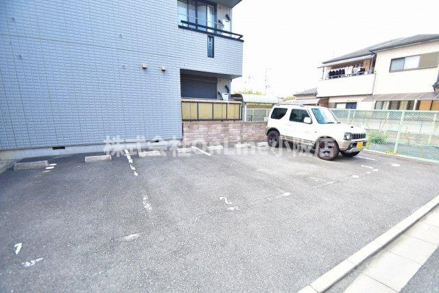 エムアールメゾンの駐車場