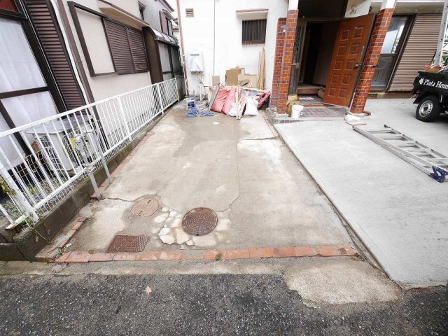 東大池2丁目　貸家の駐車場