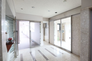 【エントランス】 | 安全に配慮されたオートロックマンションです♪室内ＴＶモニタ付インターホンで来訪者を確認できます