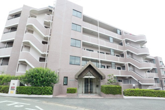 【外観】 | 大橋駅まで徒歩15分。学校が近いので子育て中のファミリーにおススメです。駐車場確保済みなので、車をお持ちの方でも安心です♪