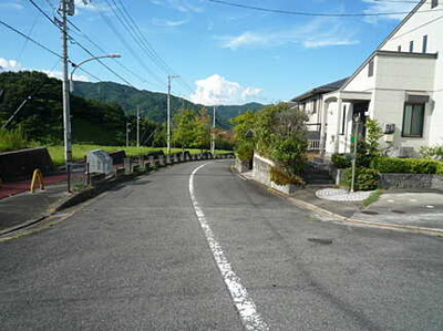 【前面道路含む現地写真】 | 東広島市入野中山台２丁目 グリューネン入野