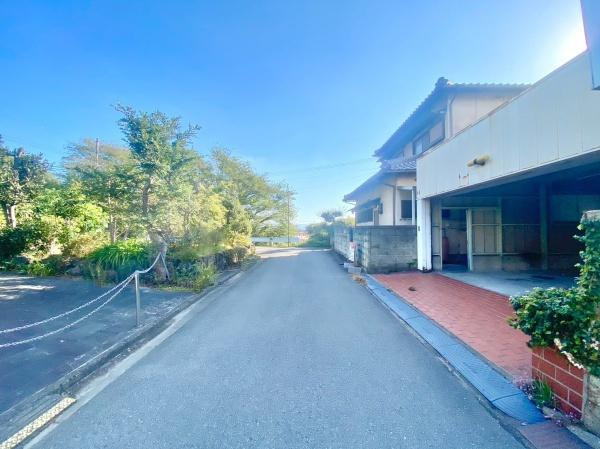 和歌山市中中古戸建の前面道路含む現地写真|交通量の少ない閑静な住宅街