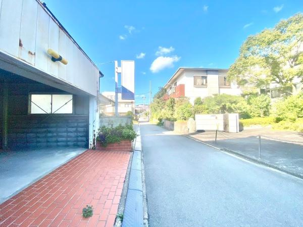 和歌山市中中古戸建の前面道路含む現地写真|南海電鉄南海本線「和歌山大学前駅」まで徒歩約22分