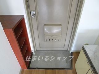 岩岡ビルの玄関|シューズボックスあり