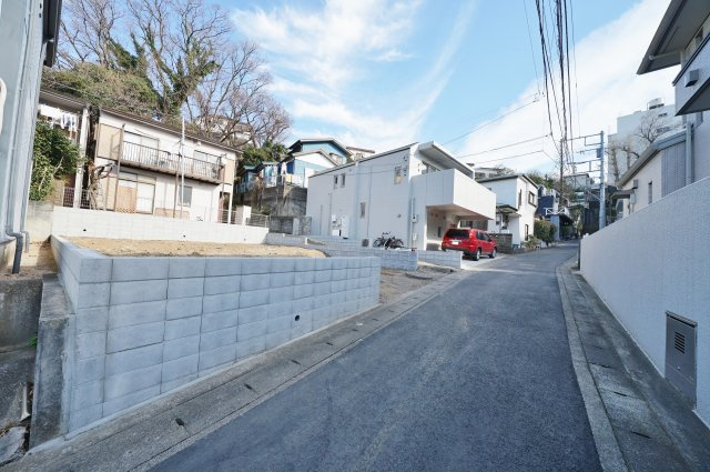 【横浜市保土ヶ谷区東川島町60-54新築戸建て】★仲介手数料無料★（上星川小学校・保土ヶ谷中学校）の前面道路含む現地写真