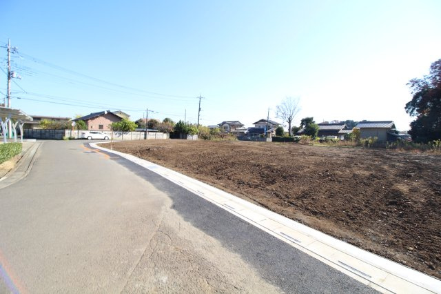 坂戸市横沼　建築条件なし売地　「若葉駅」3.6ｋｍ　敷地90坪　【三芳野小学区】の前面道路含む現地写真