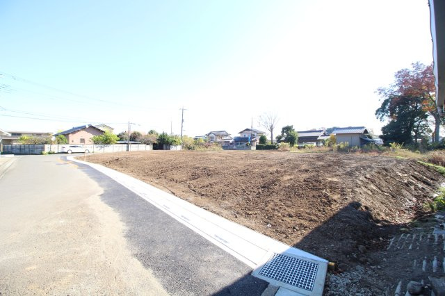 坂戸市横沼　建築条件なし売地　「若葉駅」3.6ｋｍ　敷地90坪　【三芳野小学区】の前面道路含む現地写真