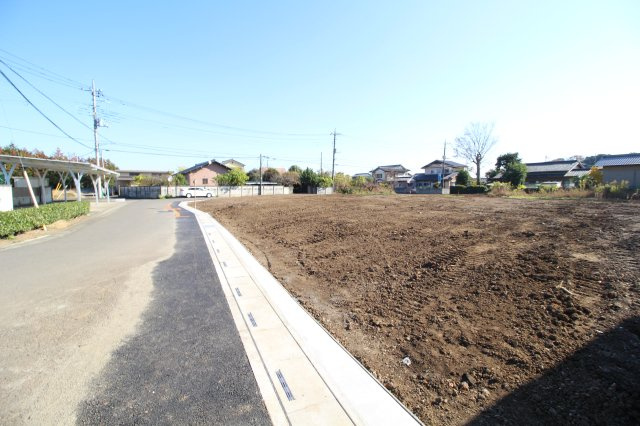 坂戸市横沼　建築条件なし売地　「若葉駅」3.6ｋｍ　敷地90坪　【三芳野小学区】の前面道路含む現地写真